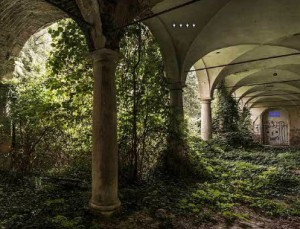 Old Abandoned Room Escape